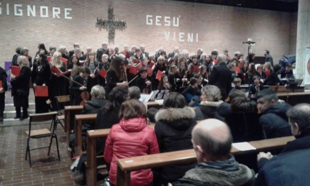 1il coro e l'orchestra dentro la chiesa di Santa Caterina